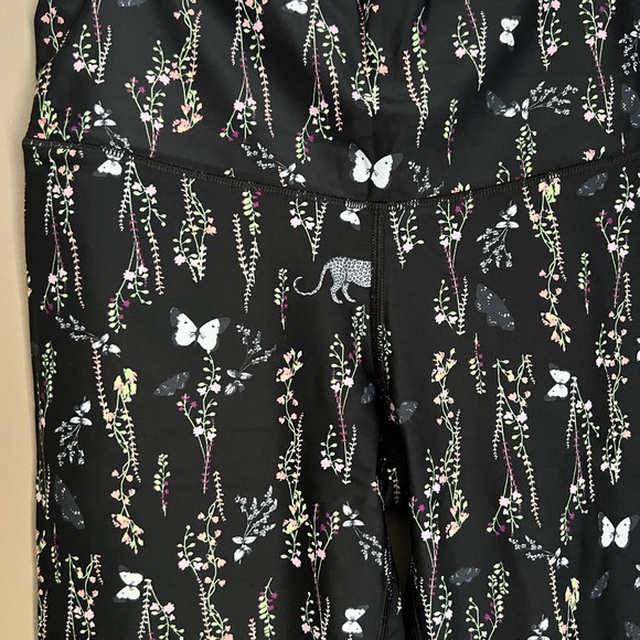 Victoria’s Secret Victoria Sport Jungle Cat Floral Black Leggings - Size M - EUC - Picture 4 of 7